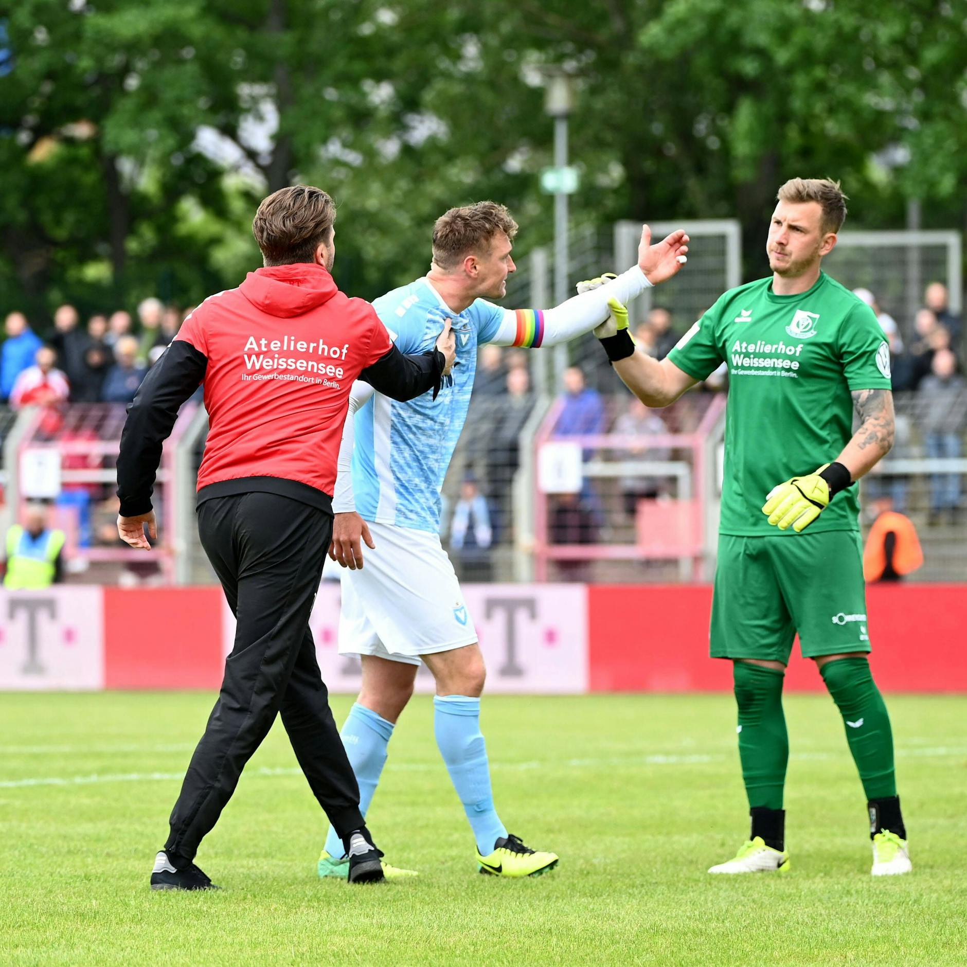 Hier gibt es Redebedarf zwischen Viktorias Kapitän Christopher Menz und VSG-Keeper Leon Bätge.