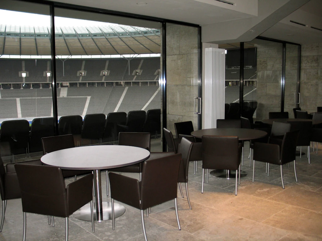 Eklat in der VIP-Loge: Hertha-Boss bedroht und bespuckt – Union-„Fans“ festgenommen und abgeführt!