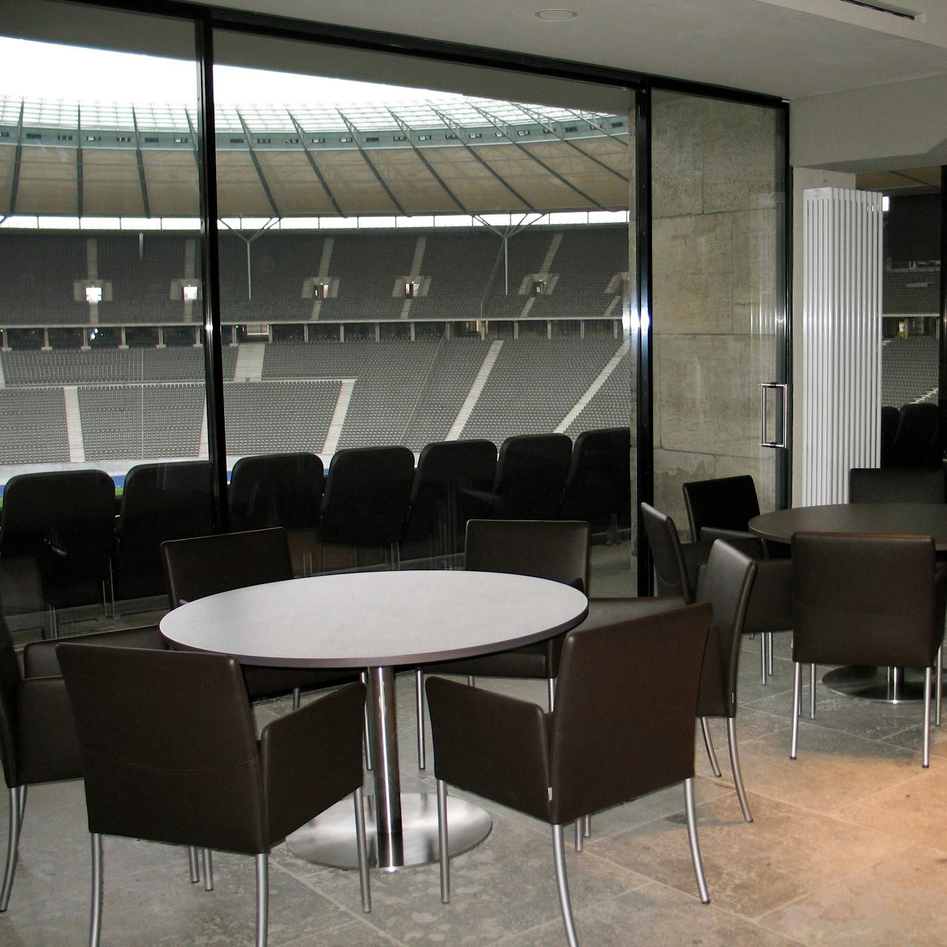 Eklat in der VIP-Loge: Hertha-Boss bedroht und bespuckt – Union-„Fans“ festgenommen und abgeführt!