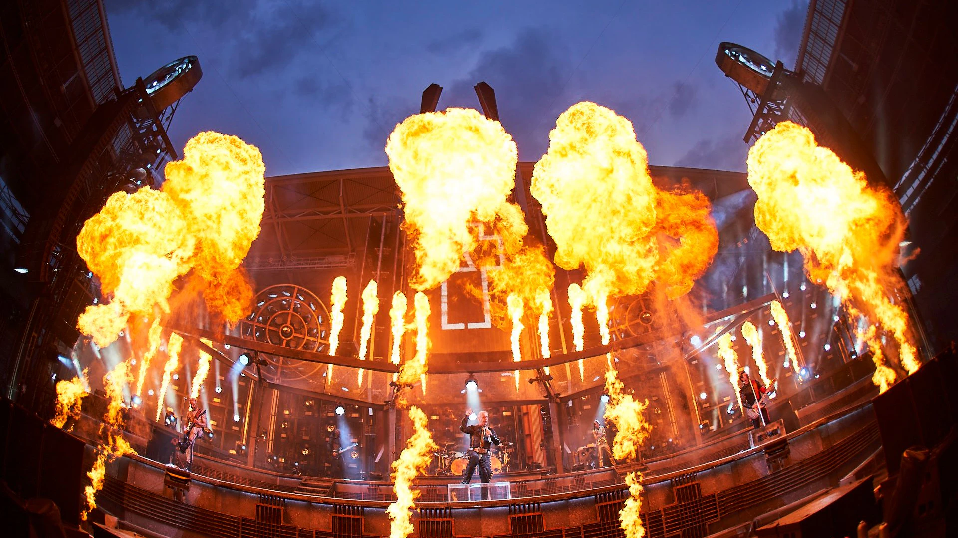 Blitze am Himmel, Feuer auf der Bühne: Rammstein rockte trotz Unwetter über Leipzig.