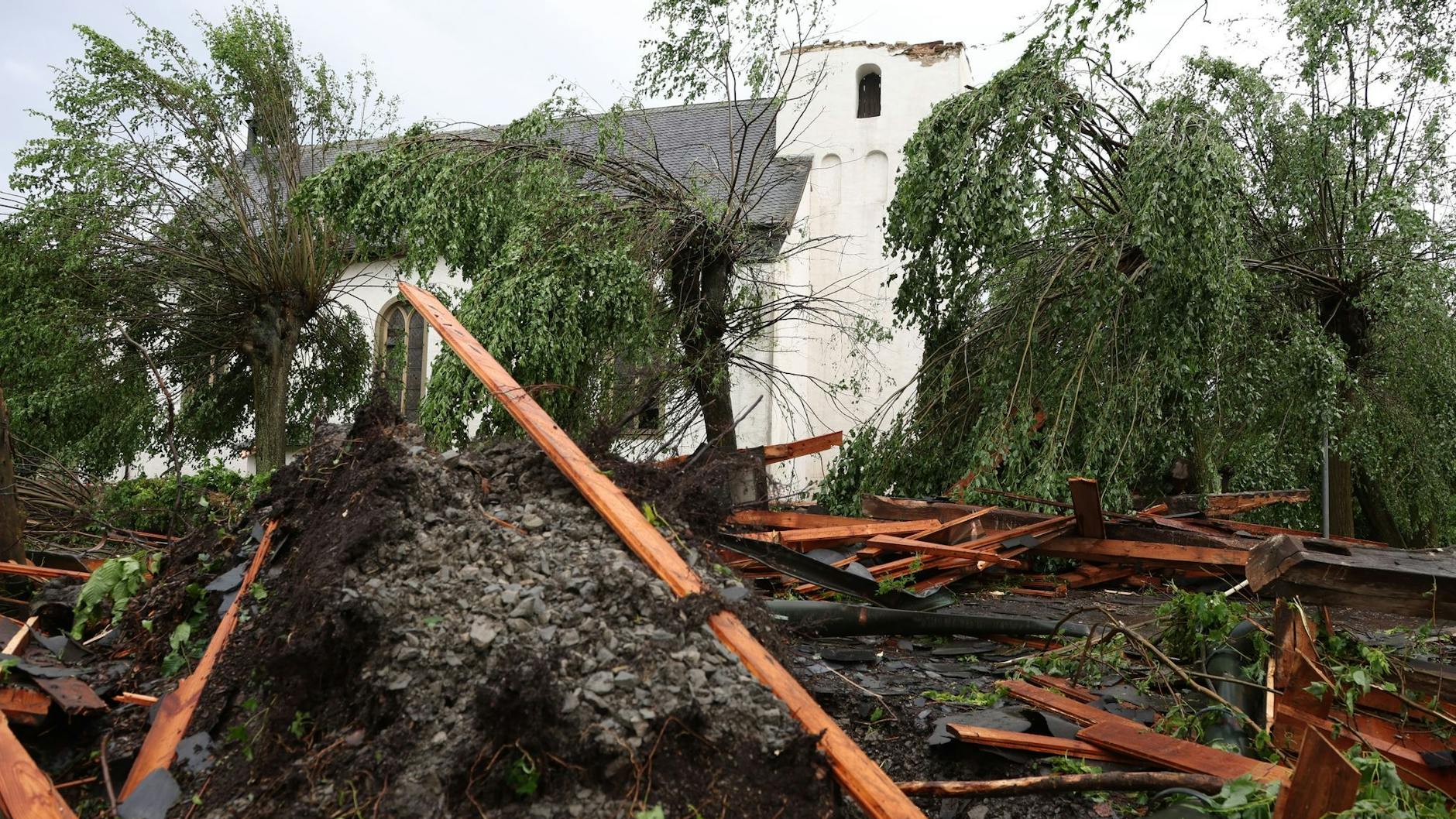 Ein Tornado richtet massive Schäden in Hellinghausen bei Lippstadt an. Die Spitze der katholischen Kirche St. Clemens ist zerstört worden.