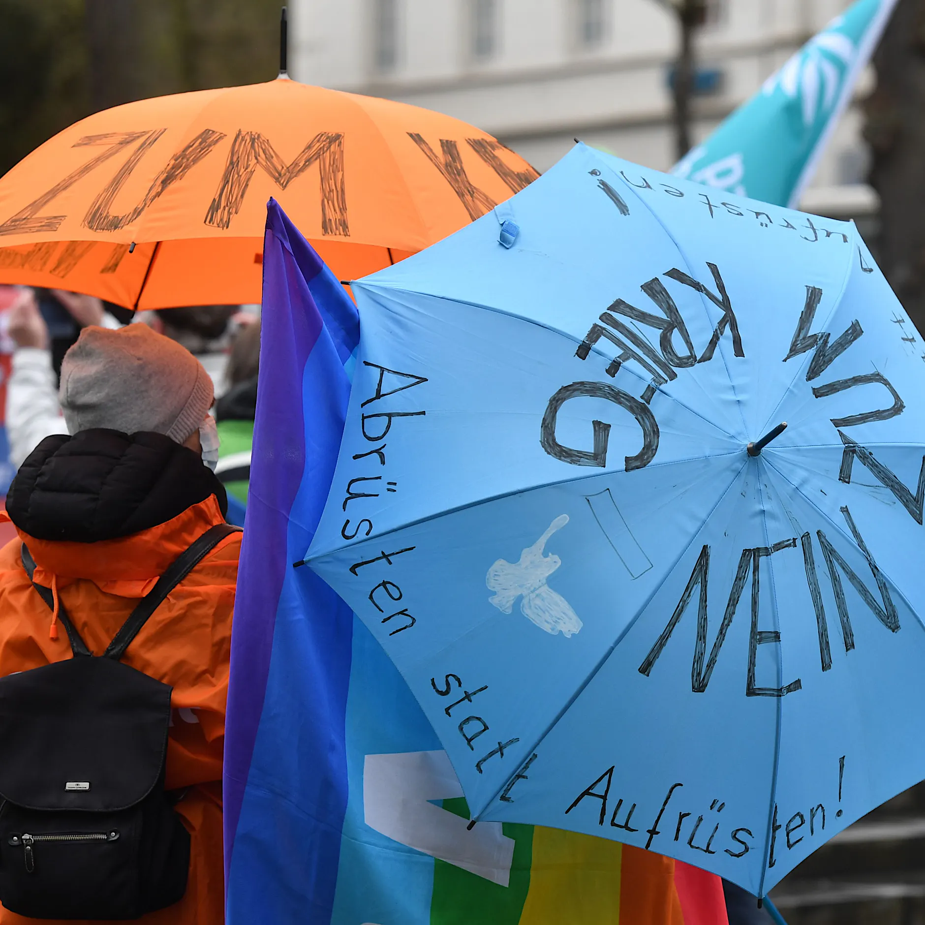 Lafontaine, Dagdelen und Co. auf Anti-Nato-Kongress in der Humboldt-Uni