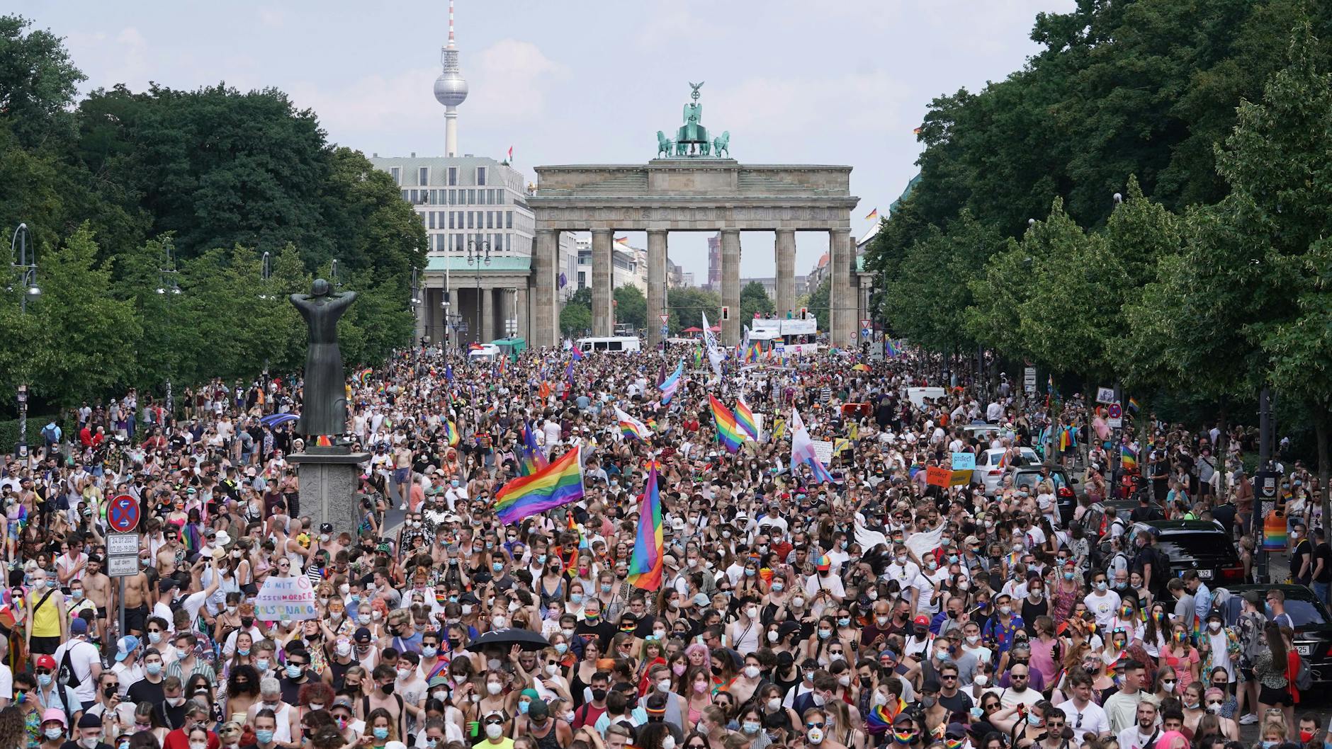 Auch in diesem Jahr soll der Christopher Street Day vor dem Brandenburger Tor enden (Archivbild).