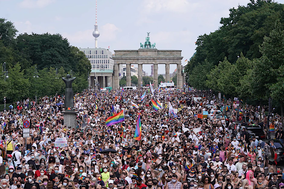 Auch in diesem Jahr soll der Christopher Street Day vor dem Brandenburger Tor enden (Archivbild).