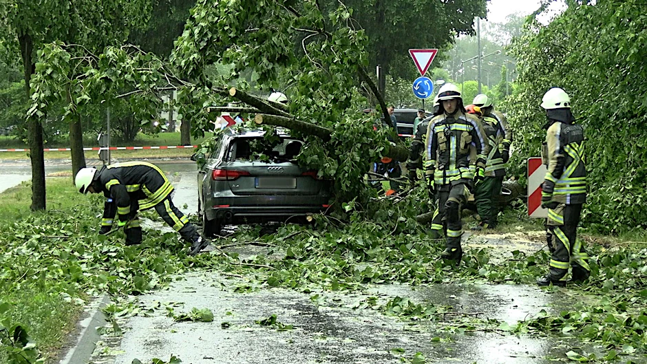 Zwei Lastwagen sind bei einem Autohändler umgekippt. Ein Unwetter hat auch in Paderborn große Schäden angerichtet. „Im Zuge eines Gewitters hat eine Windhose am Freitagnachmittag eine Schneise der Verwüstung von West nach Ost mitten durch Paderborn in Richtung der östlichen Stadtteile gezogen“, erklärte die Polizei.