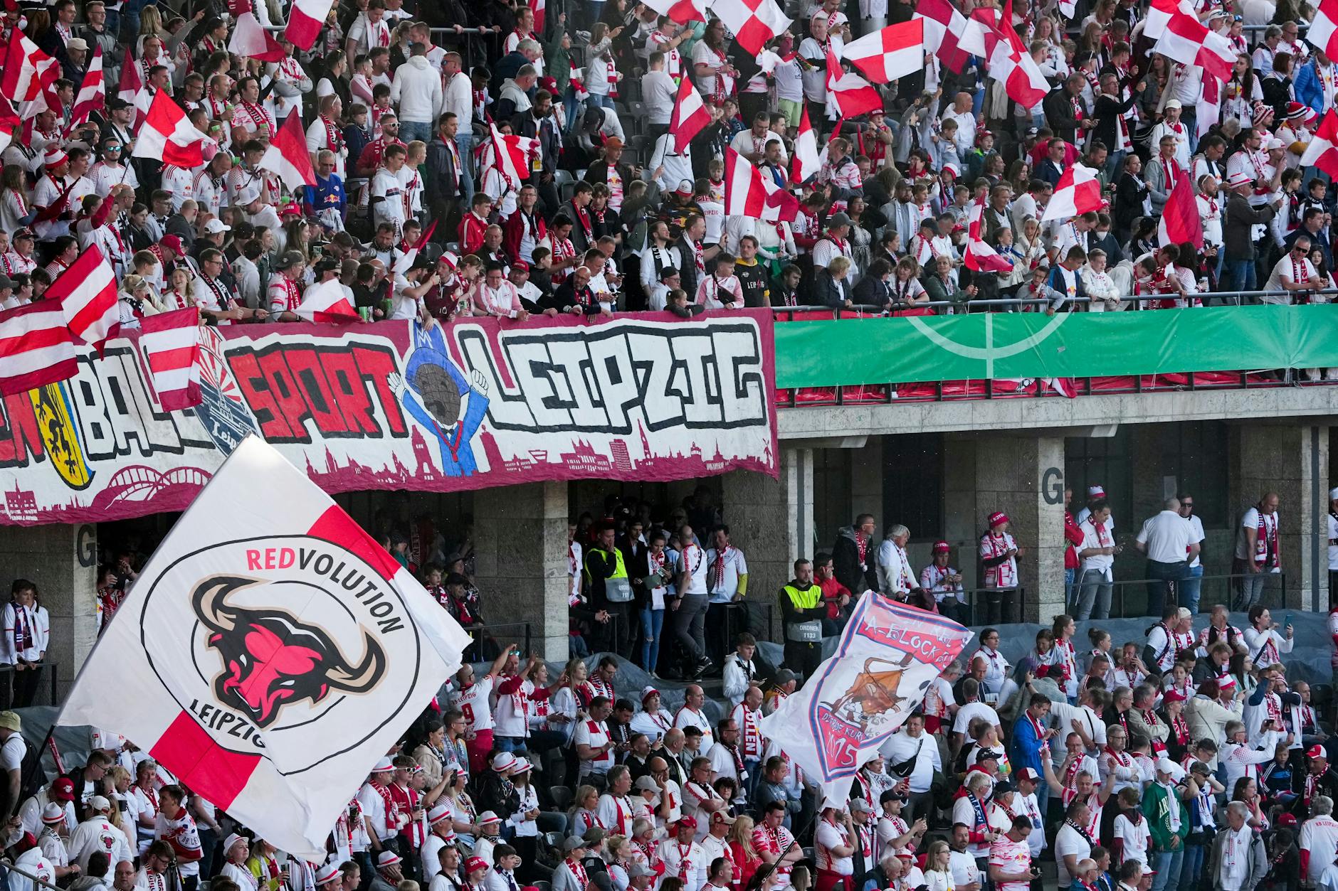 Fans von RB Leipzig am Samstagabend im Berliner Olympiastadion
