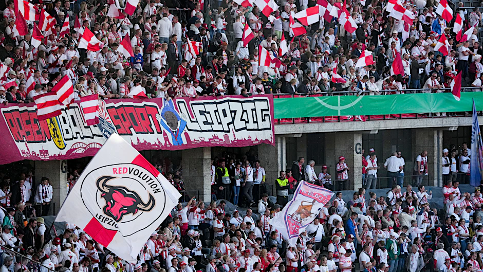 Fans von RB Leipzig am Samstagabend im Berliner Olympiastadion