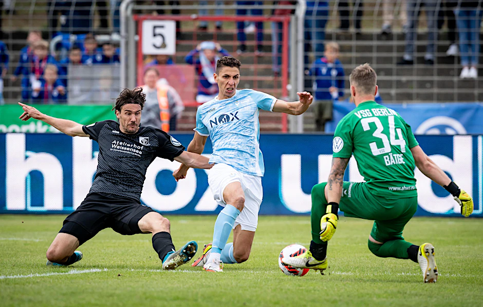 Soufian Benyamina markiert den späten Siegtreffer für den FC Viktoria 89. Altglienickes Keeper Leon Bätge ist machtlos.