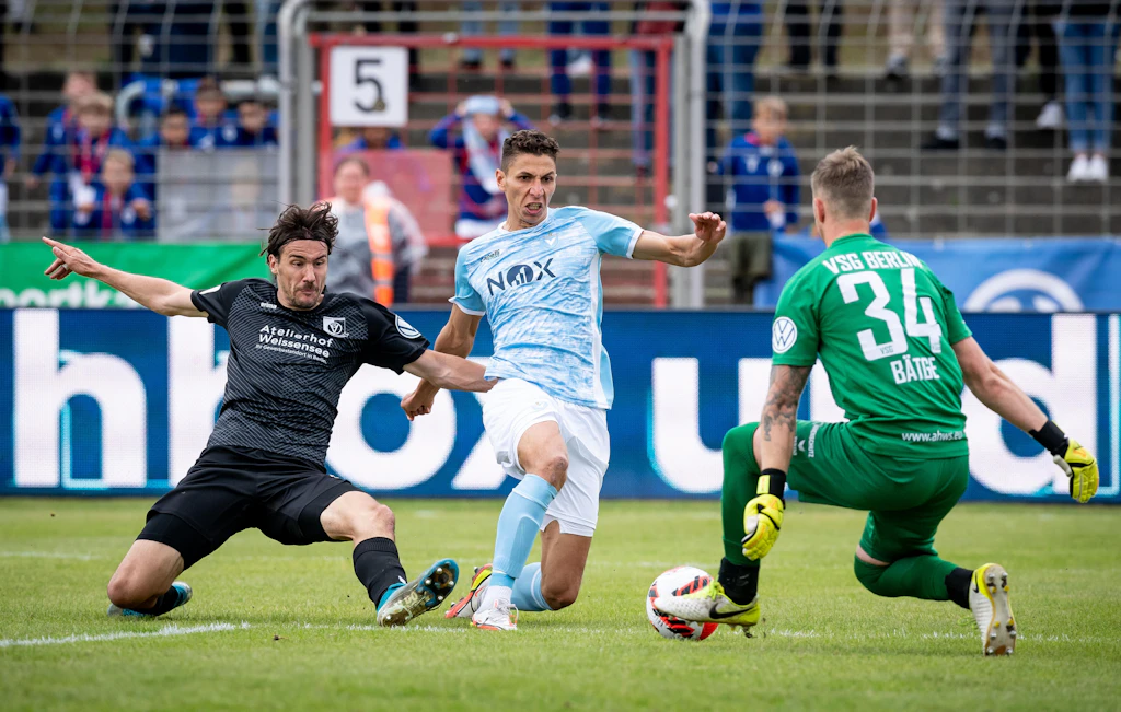Altglienicke hat schon die Hand am Pott! Dann drehen Lukas Pinckert und Soufian Benyamina für Viktoria in der Nachspielzeit das Ding!