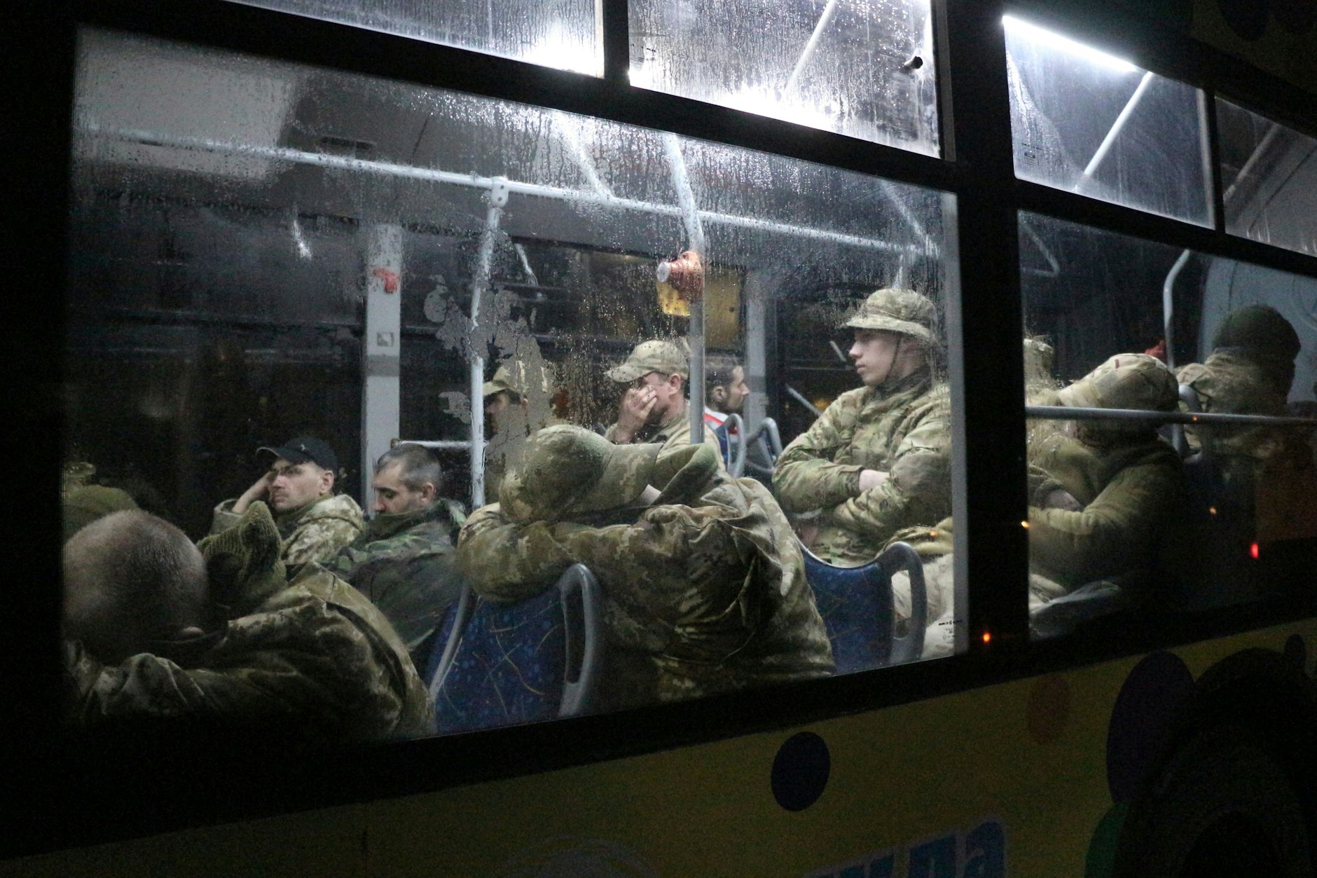Ukrainer werden nach verlassen des Stahlwerks in Mariupol abtransportiert.