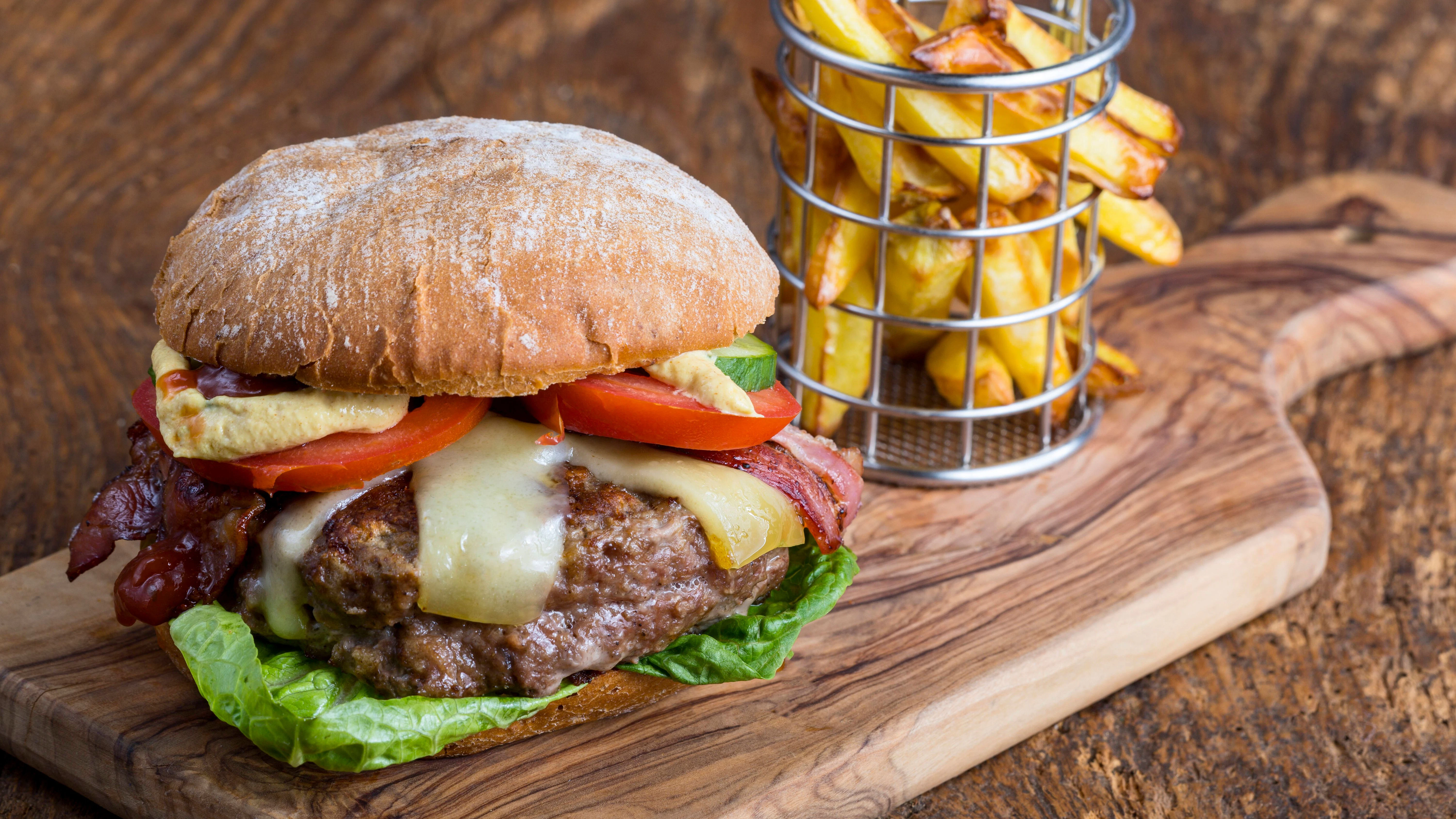 Am besten schmeckt diese Burger-Variante mit einem dunklen Brötchen. 
