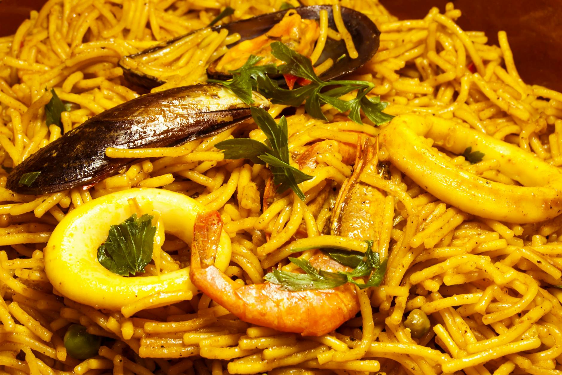 Die spanische Nudelpfanne Fideuà ist ein Klassiker.