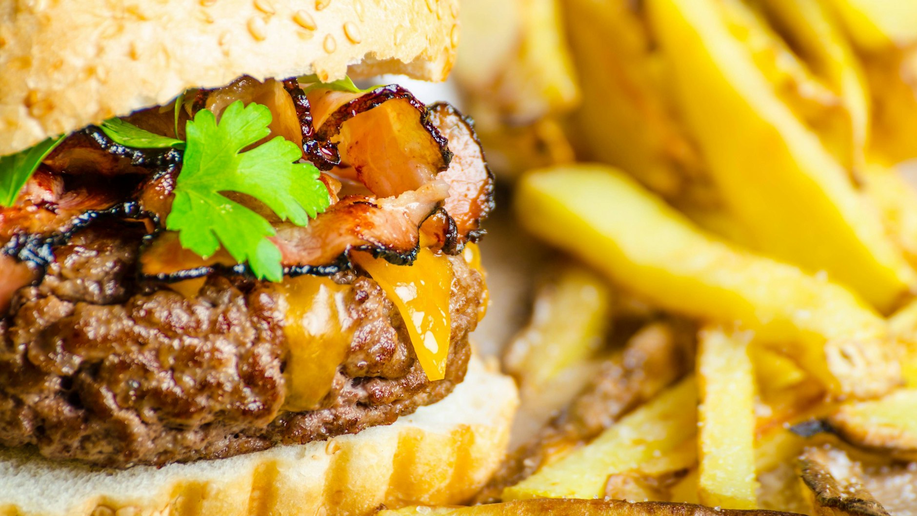 So köstlich: Der Burger mit Pesto und Speck. 