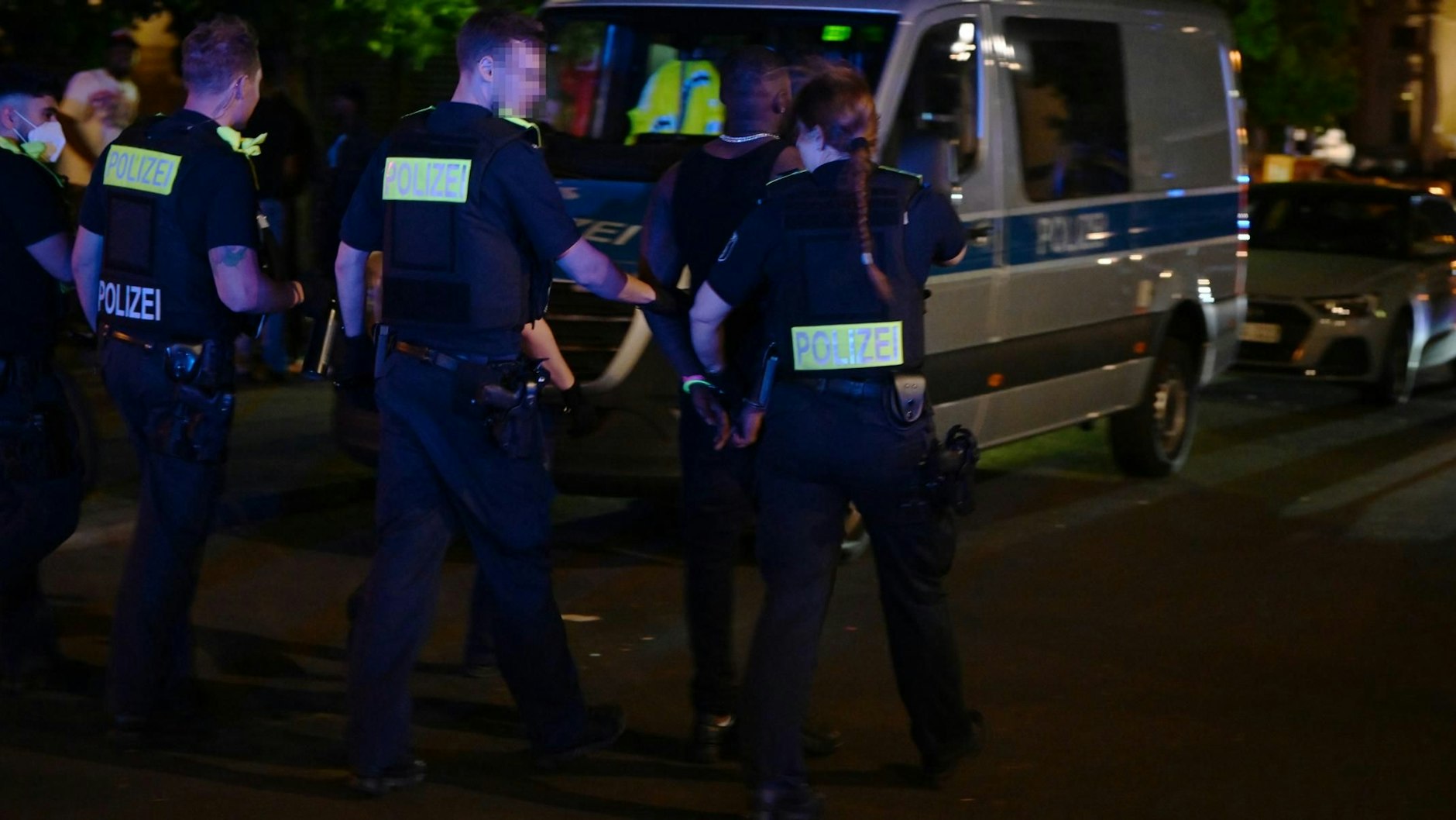 Zwei Partygäste gerieten auf dem Bürgersteig gegenüber des Clubs aneinander und wurden von der Polizei abgeführt.