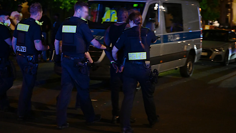 Nach der Reizgas-Attacke flohen die Partygäste ins Freie.