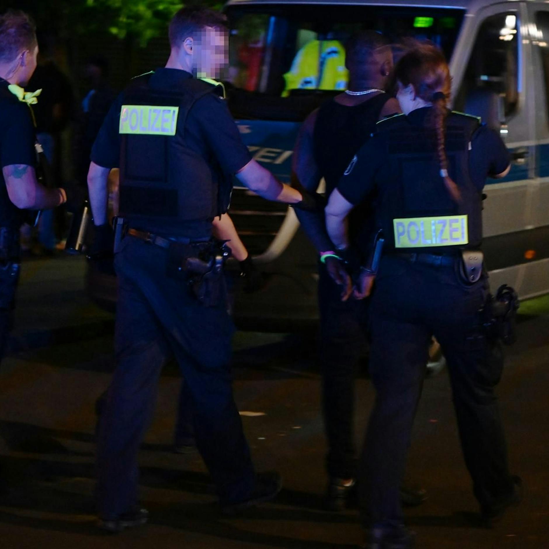 Erneute Reizgas-Attacke in Berliner Club: Gäste fliehen auf die Straße, Frau am Kopf verletzt