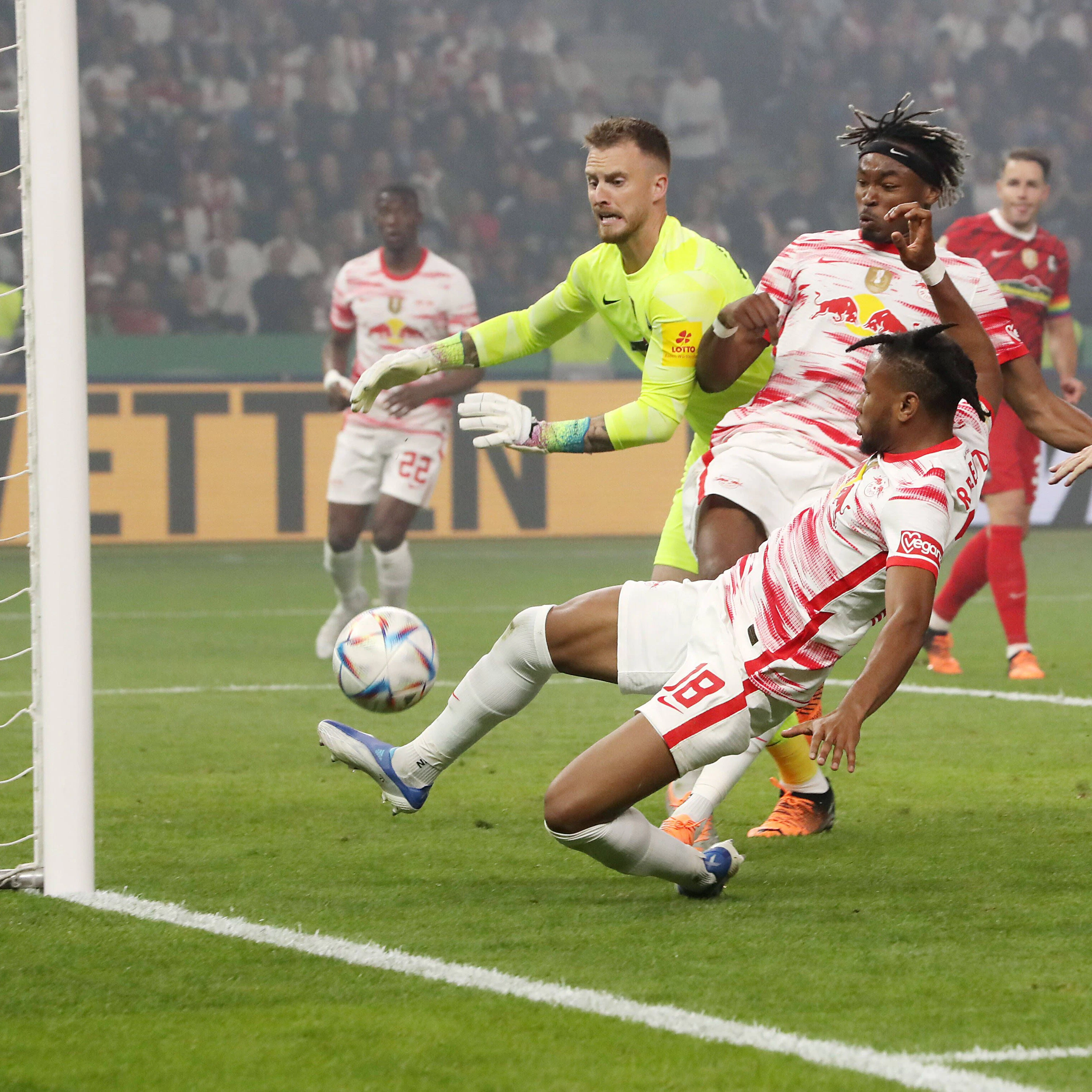 In der 76. Minute drückt Leipzigs Christopher Nkunku den Ball zum 1:1 über die Torlinie.