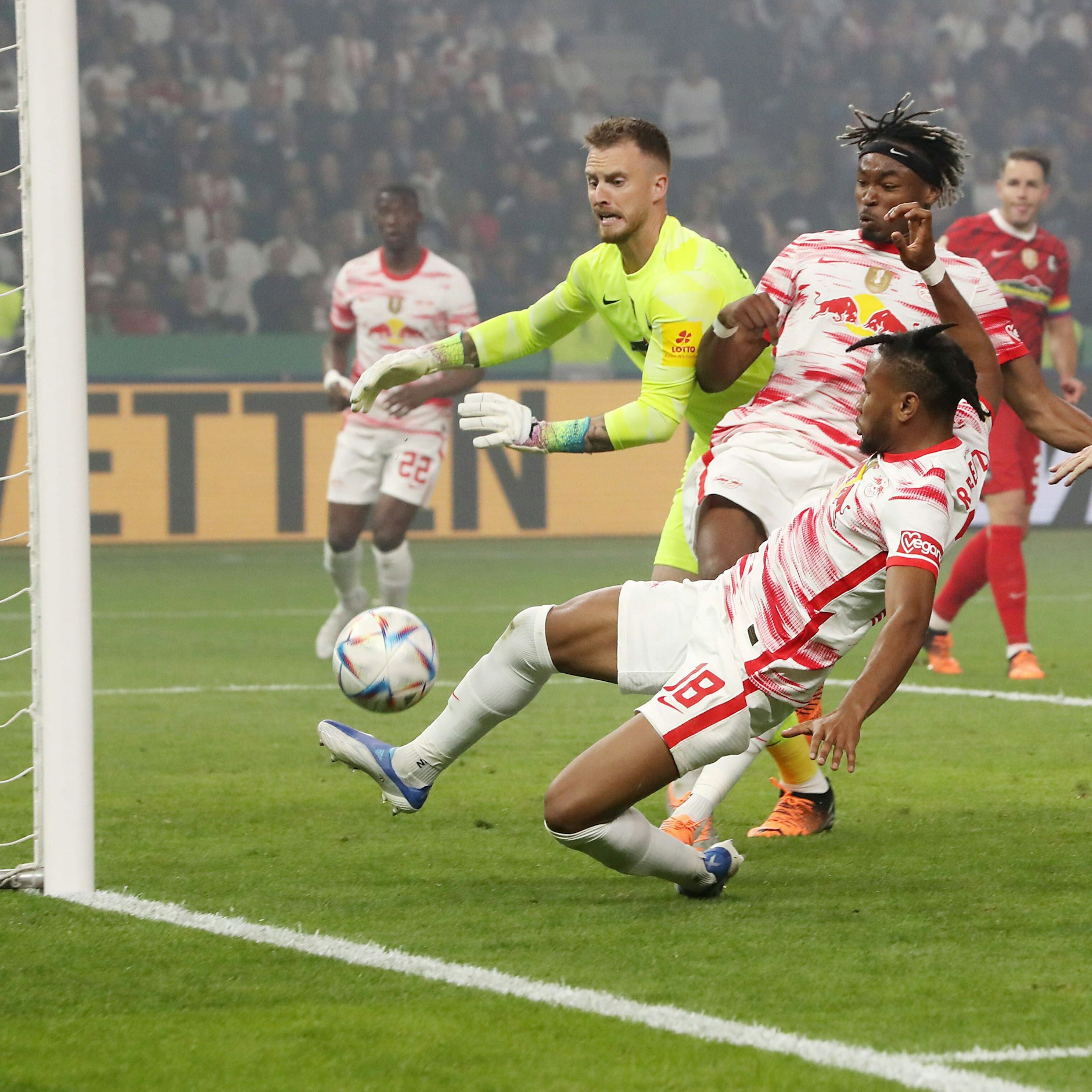 In der 76. Minute drückt Leipzigs Christopher Nkunku den Ball zum 1:1 über die Torlinie.