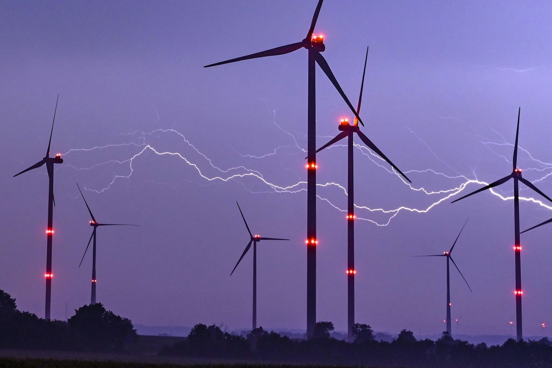 Es bleibt stürmisch: Ein Blitz erhellt den Nachthimmel über Windenergieanlagen im brandenburgischen Jacobsdorf.