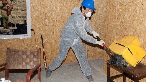 Macht kaputt, was euch kaputt macht.