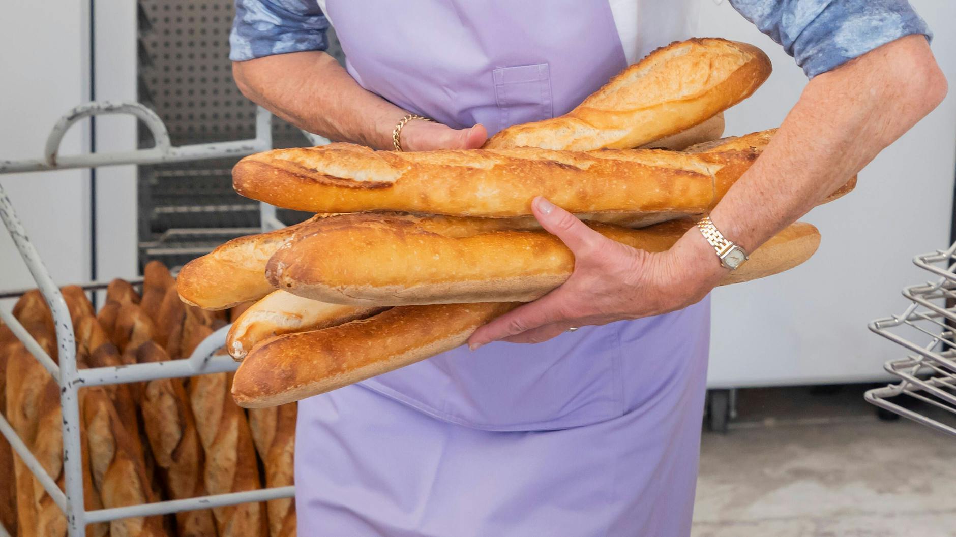 Auch in Großbäckereien werden Baguettes hergestellt - aber es geht mit diesem Rezept auch zu Hause.
