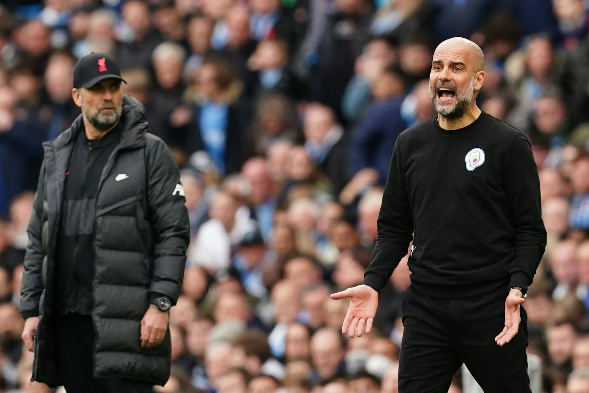 Jürgen Klopp (l.) möchte mit Liverpools noch Pep Guardiolas Manchester City abfangen.