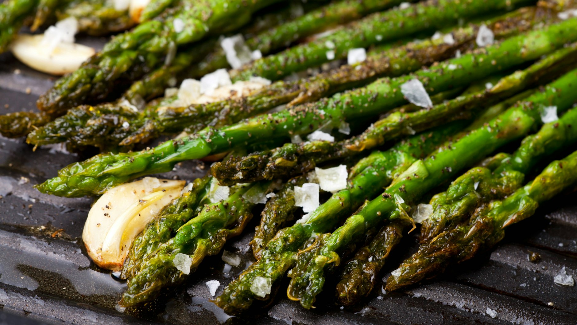Grünen Spargel kann man auch direkt auf dem Grill zubereiten, bei weißem Spargel geht das nicht.