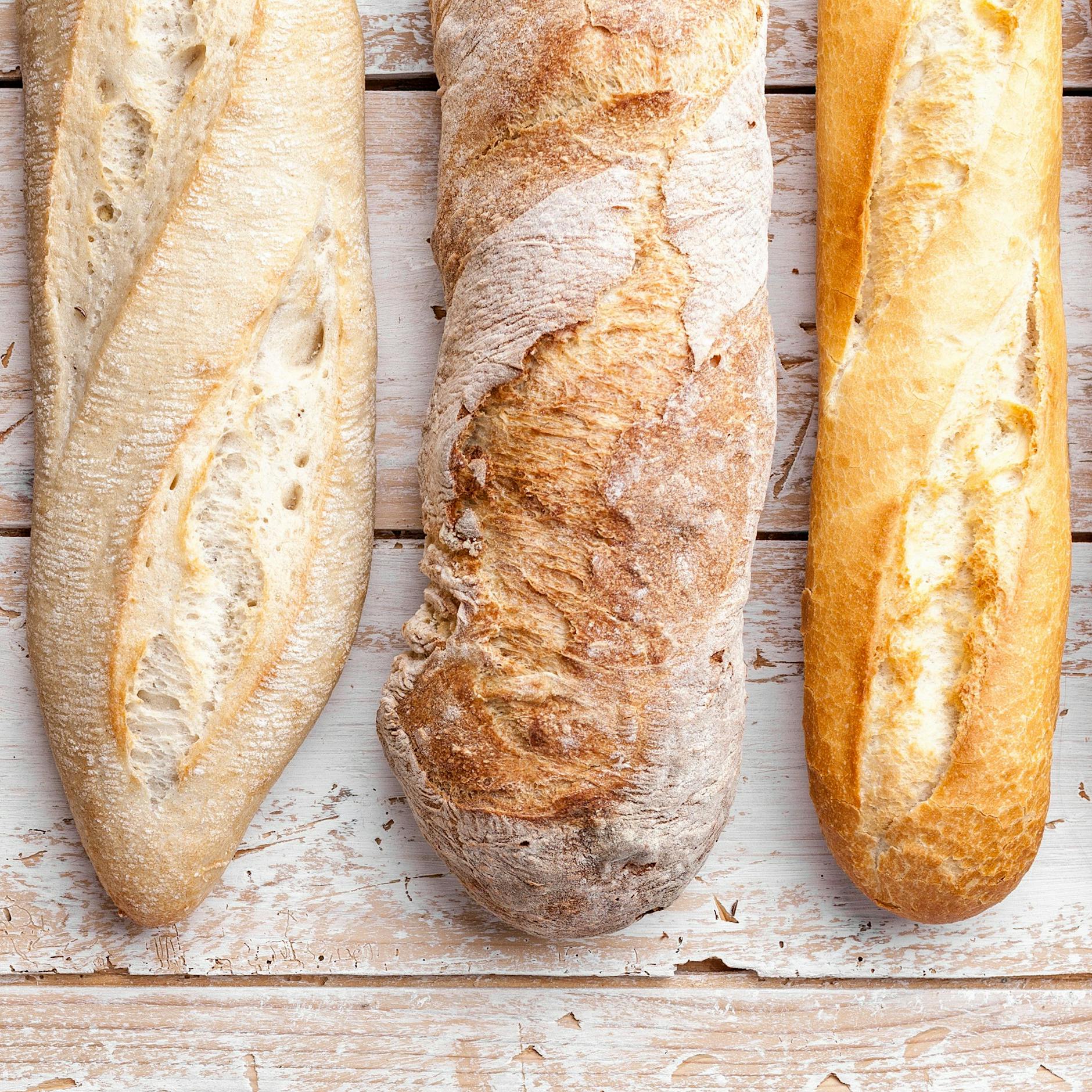 So knusprig und lecker! Mit diesem Rezept backen Sie ein frisches Baguette aus nur vier Zutaten – Sie MÜSSEN es probieren…