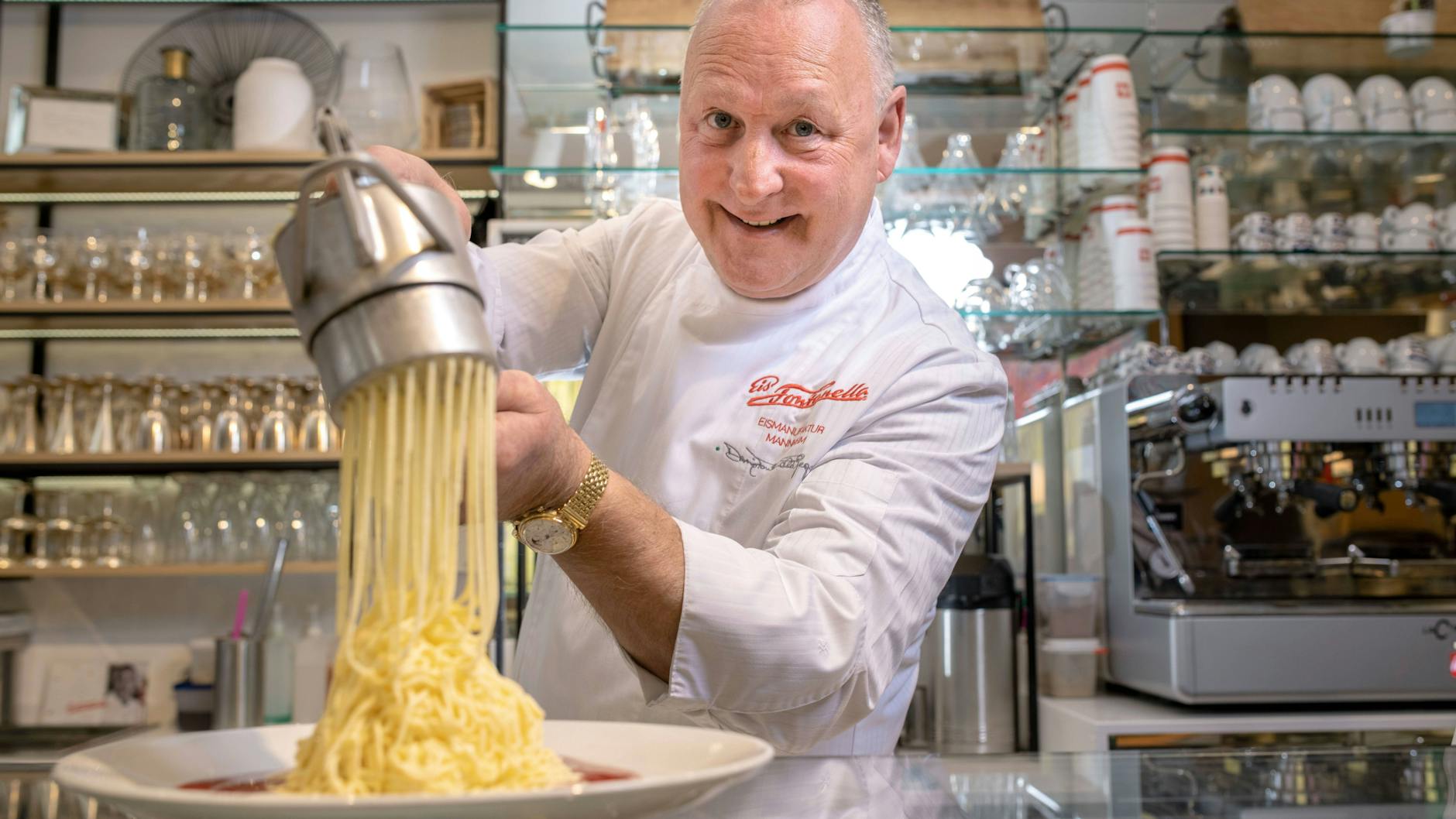 Dario Fontanella gibt an, das Spaghetti-Eis erfunden zu haben.