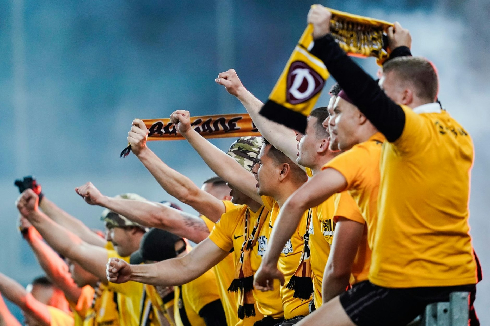 Dresdner Fans bedanken sich nach Spielende bei ihrer Mannschaft nach dem 0:0 der Dynamos auf dem Lauterer Betzenberg.