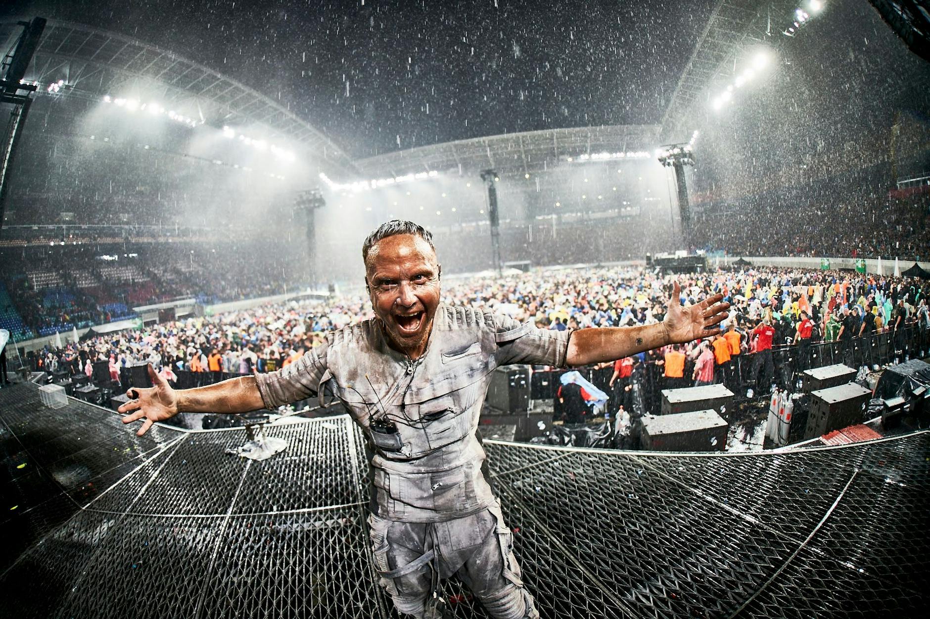 Wegen Regen musste das Konzert für 30 Minuten unterbrochen werden: Gitarrist Paul Landers nimmt es mit Humor.