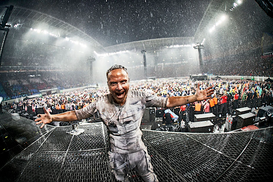 Wegen Regen musste das Konzert für 30 Minuten unterbrochen werden: Gitarrist Paul Landers nimmt es mit Humor.