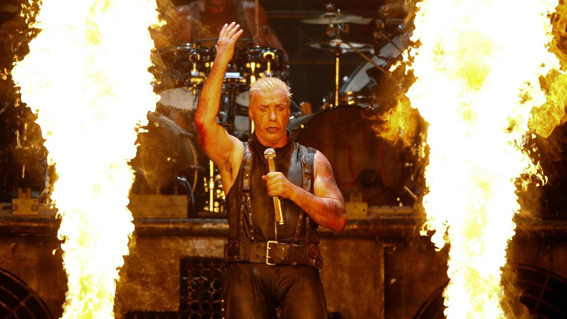 Till Lindemann ist der Frontmann von Rammstein.