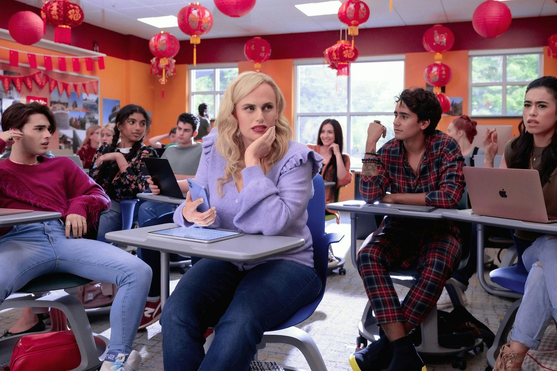 Rebel Wilson (Mitte) wiederholt nach 20 Jahren im Koma ihren High-School-Abschluss. Ob das gelingt? Das zeigt der Film Senior Year auf Netflix.