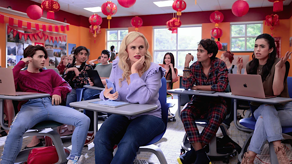 Rebel Wilson (Mitte) wiederholt nach 20 Jahren im Koma ihren High-School-Abschluss. Ob das gelingt? Das zeigt der Film Senior Year auf Netflix.
