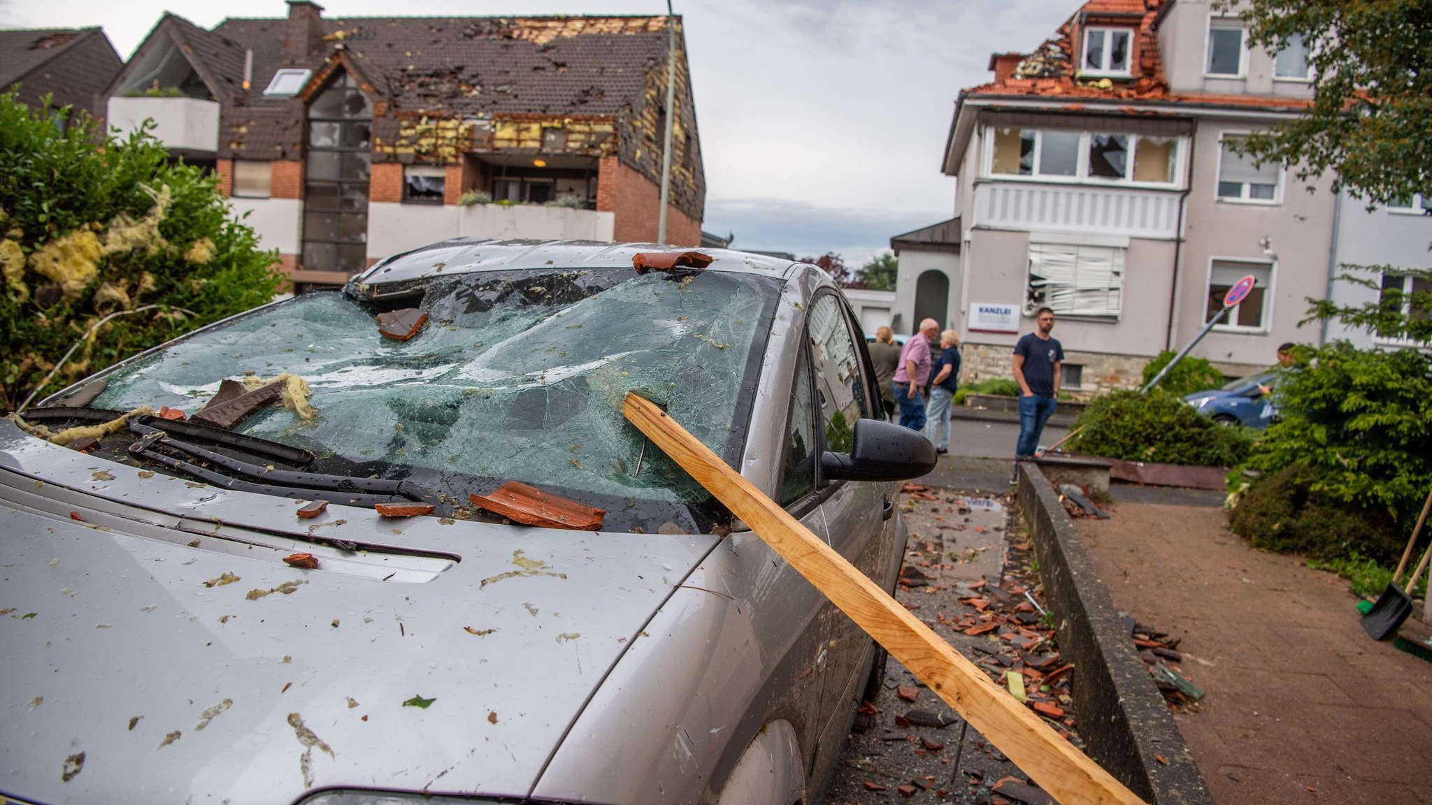 Eine Dachlatte steckt in der Windschutzscheibe eines parkenden Autos. Ein Unwetter hat auch in Paderborn große Schäden angerichtet. Häuser und Autos wurden zerstört.