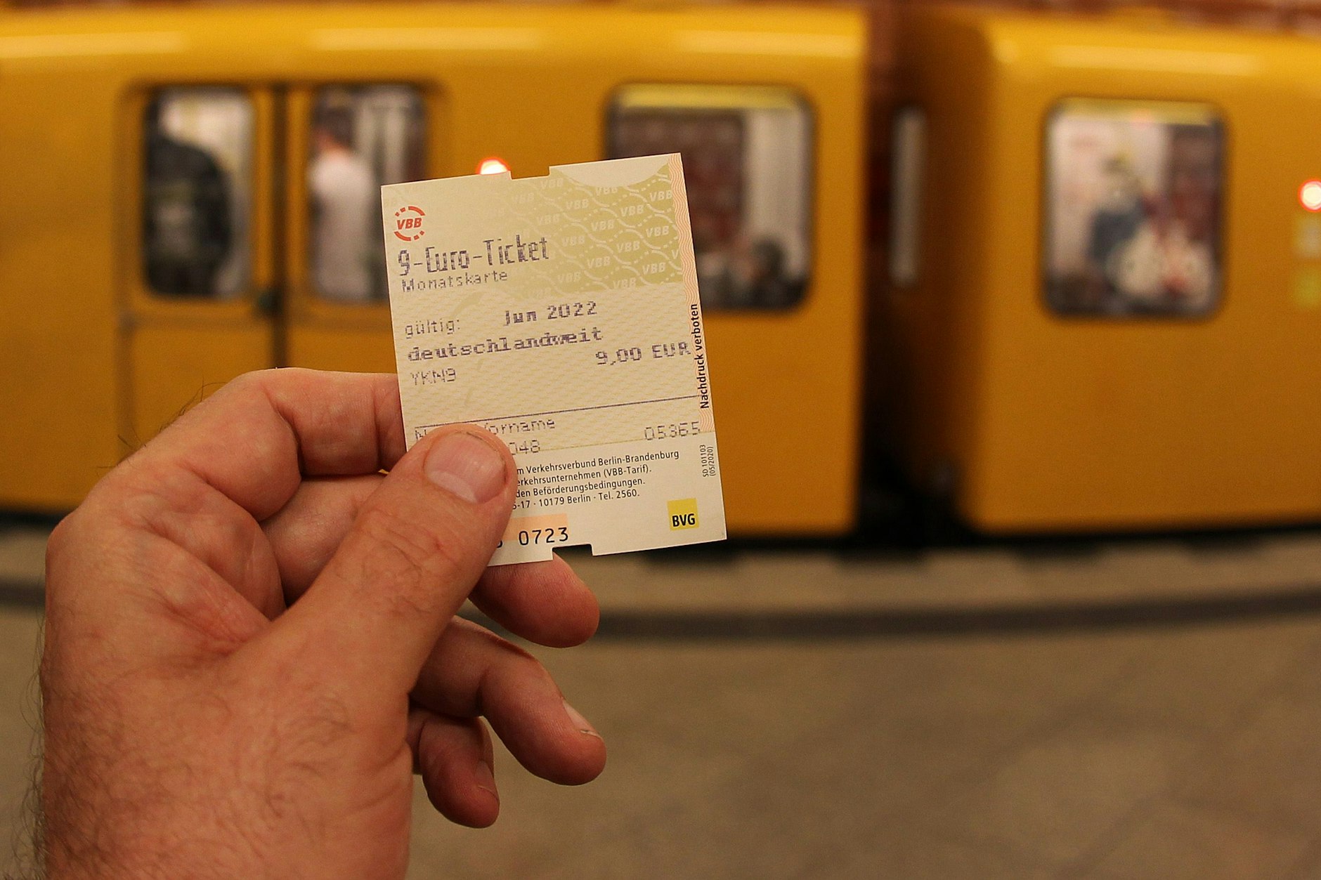 Frisch aus dem Automaten: das 9-Euro-Ticket der BVG für den Monat Juni.