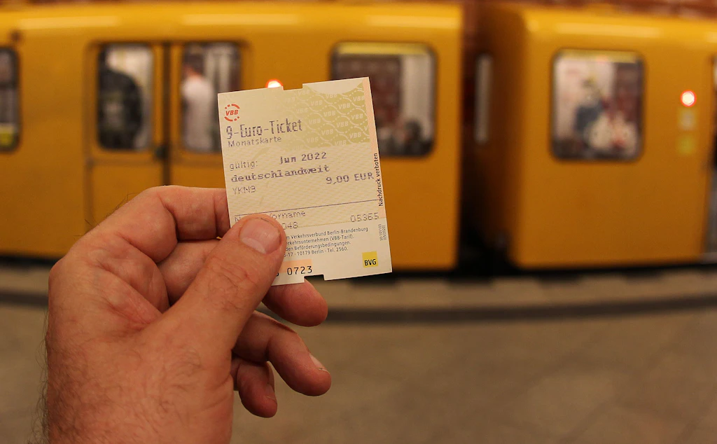 Das 9-Euro-Ticket kompakt: +++ Es ist nicht übertragbar +++ Wie Kinder mitfahren dürfen +++ Was für Schüler gilt +++ Wie teuer es wird, wenn man ohne Ticket erwischt wird