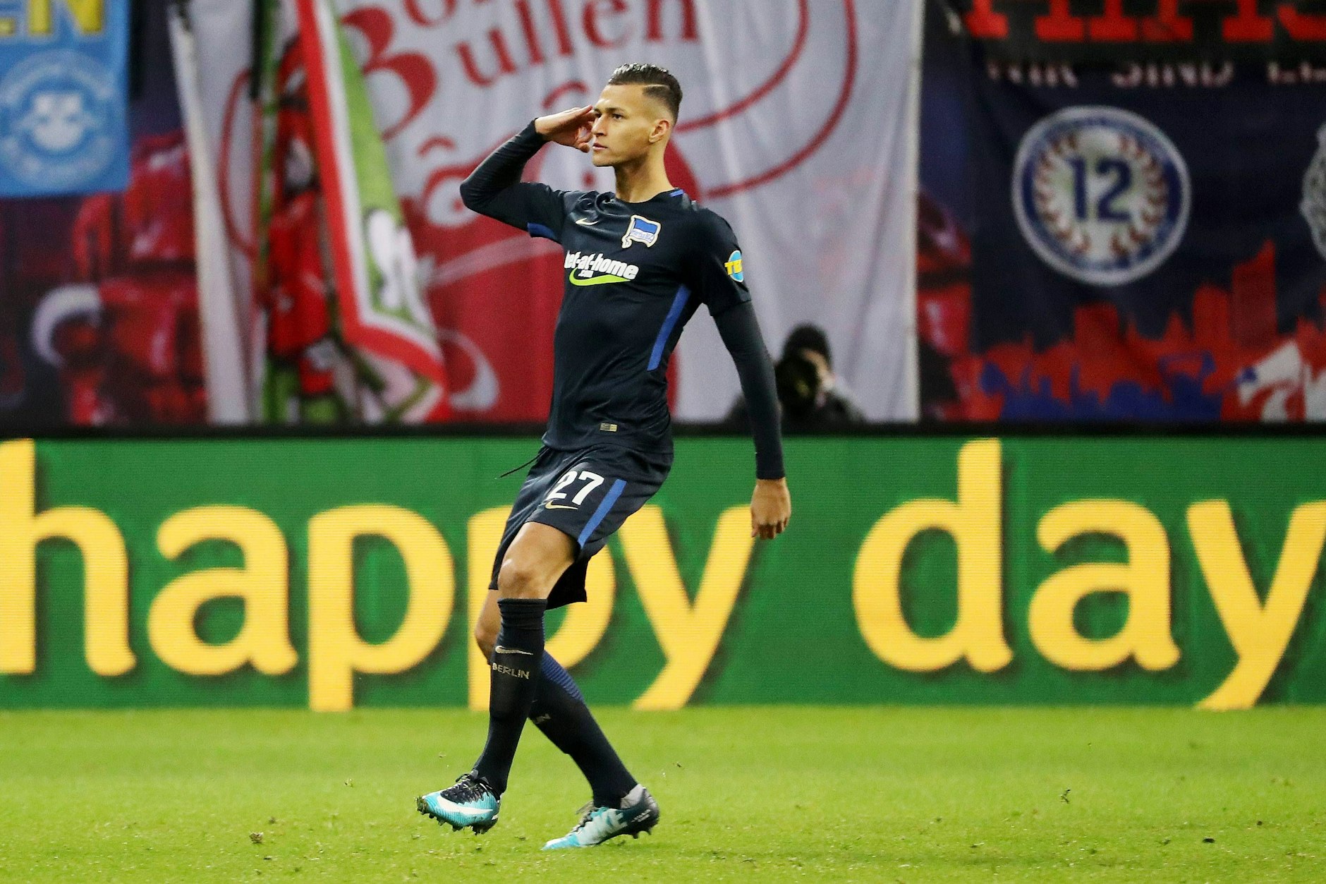 Im Dezember 2017 konnte Doppeltorschütze Davie Selke Herthas sensationellsten Sieg der vergangenen zehn Jahre bejubeln: 3:2 bei RB Leipzig mit nur zehn Mann.