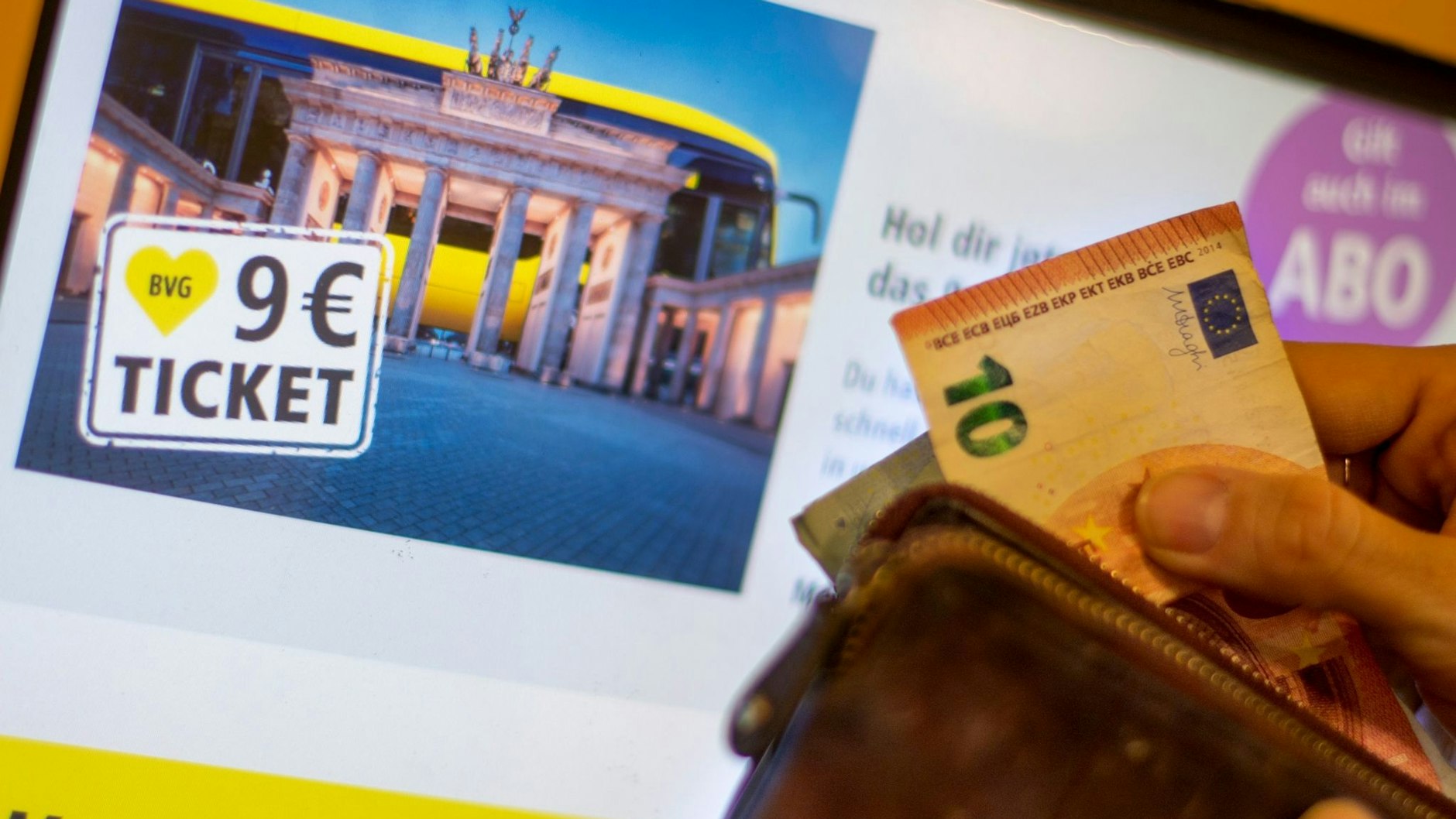 Auf dem Display eines BVG-Automaten wird die Option „9 Euro Ticket“ zum Verkauf angeboten.