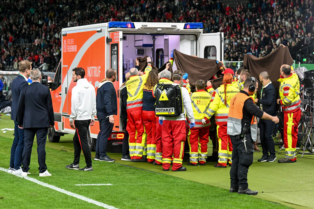 Drama im im Olympiastadion: Fotograf kippt nach Spielende um – Notarzteinsatz, gespenstische Ruhe, Siegerehrung verschoben!