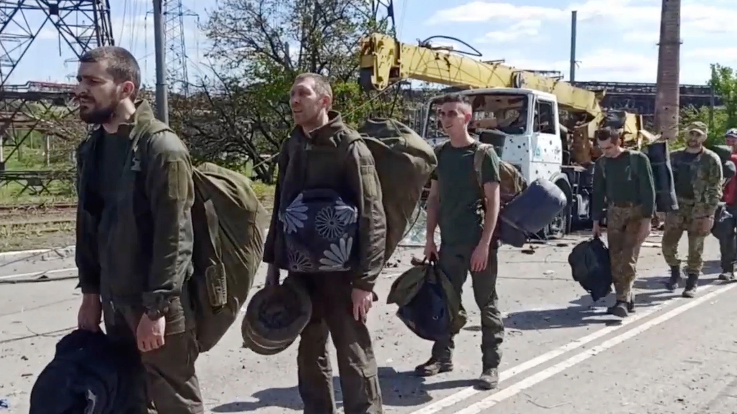 In Mariupol ergeben sich ukrainische Kämpfer. 