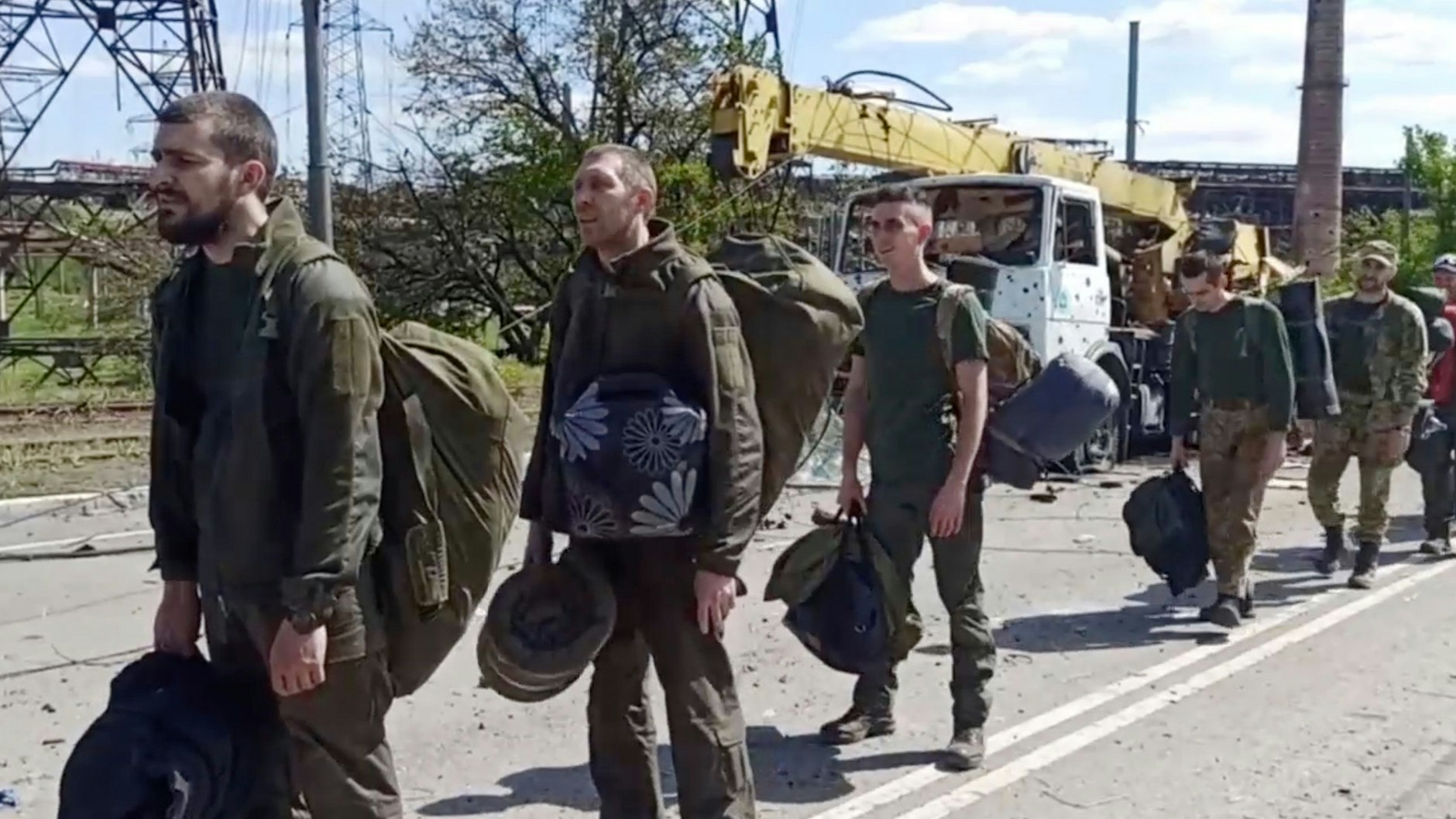 In Mariupol ergeben sich ukrainische Kämpfer.