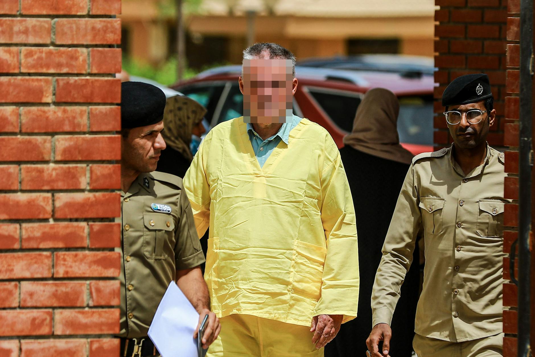 Der Berliner Volker W. verlässt in Bagdad das Gericht. Er wird beschuldigt, antike Reliquien aus dem Irak geschmuggelt zu haben.