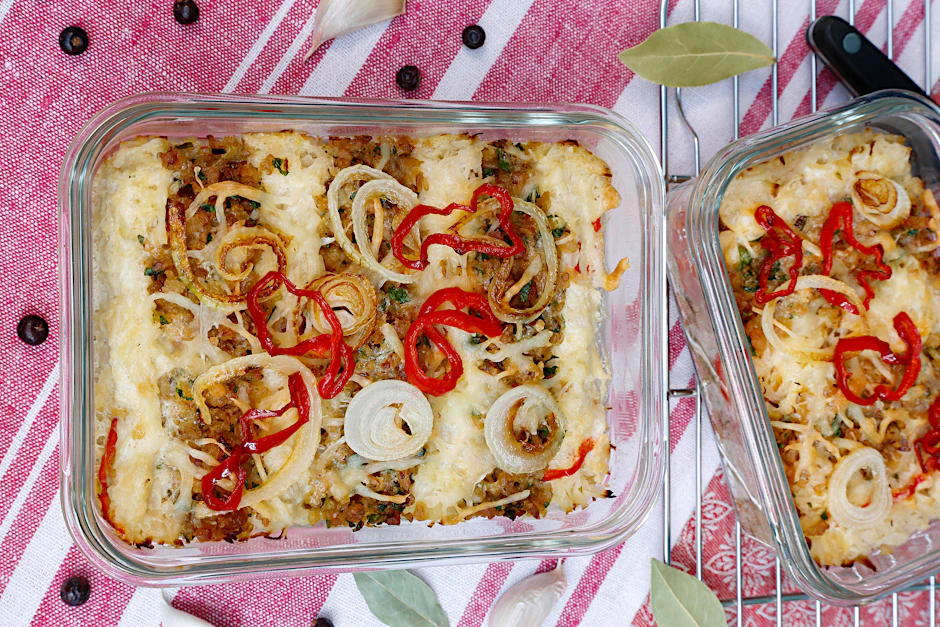 Dieser Auflauf mit Sauerkraut ist einfach lecker. Mit dem einfachen Rezept ist das Ofengericht sehr schnell gemacht.