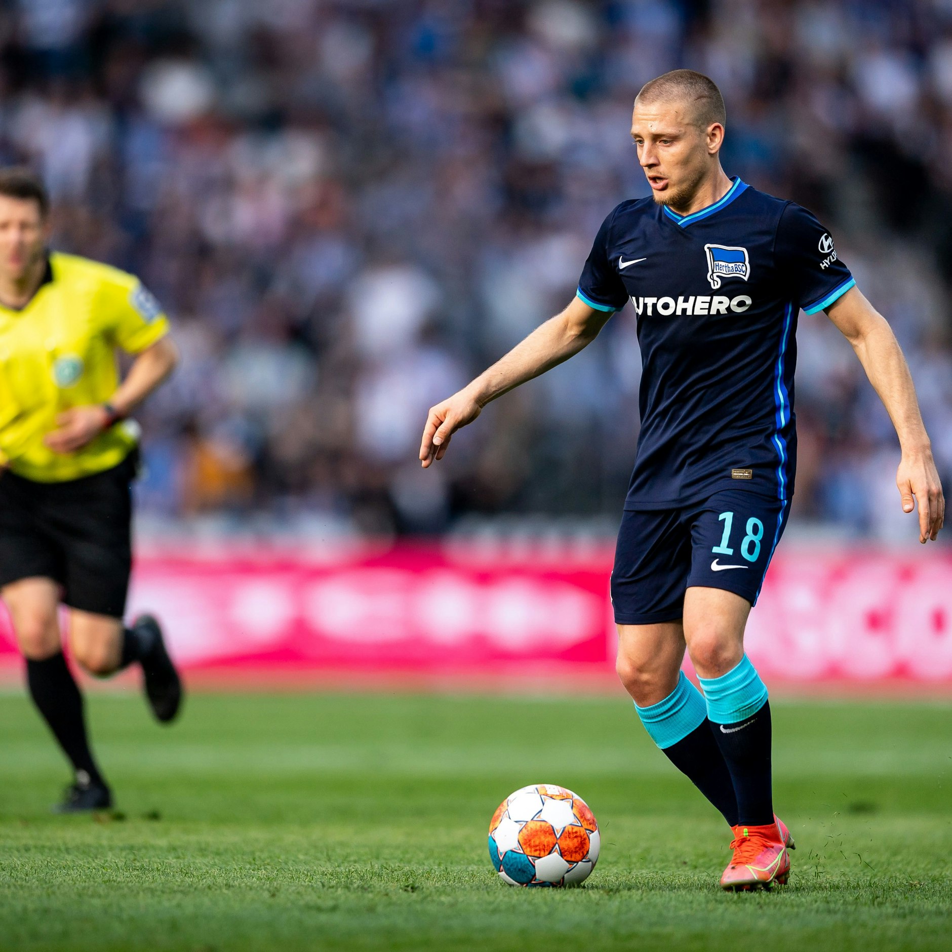 Herthas Santiago Ascacibar hat seine Gelbsperre abgesessen, kann Montag in Hamburg wieder grätschen.
