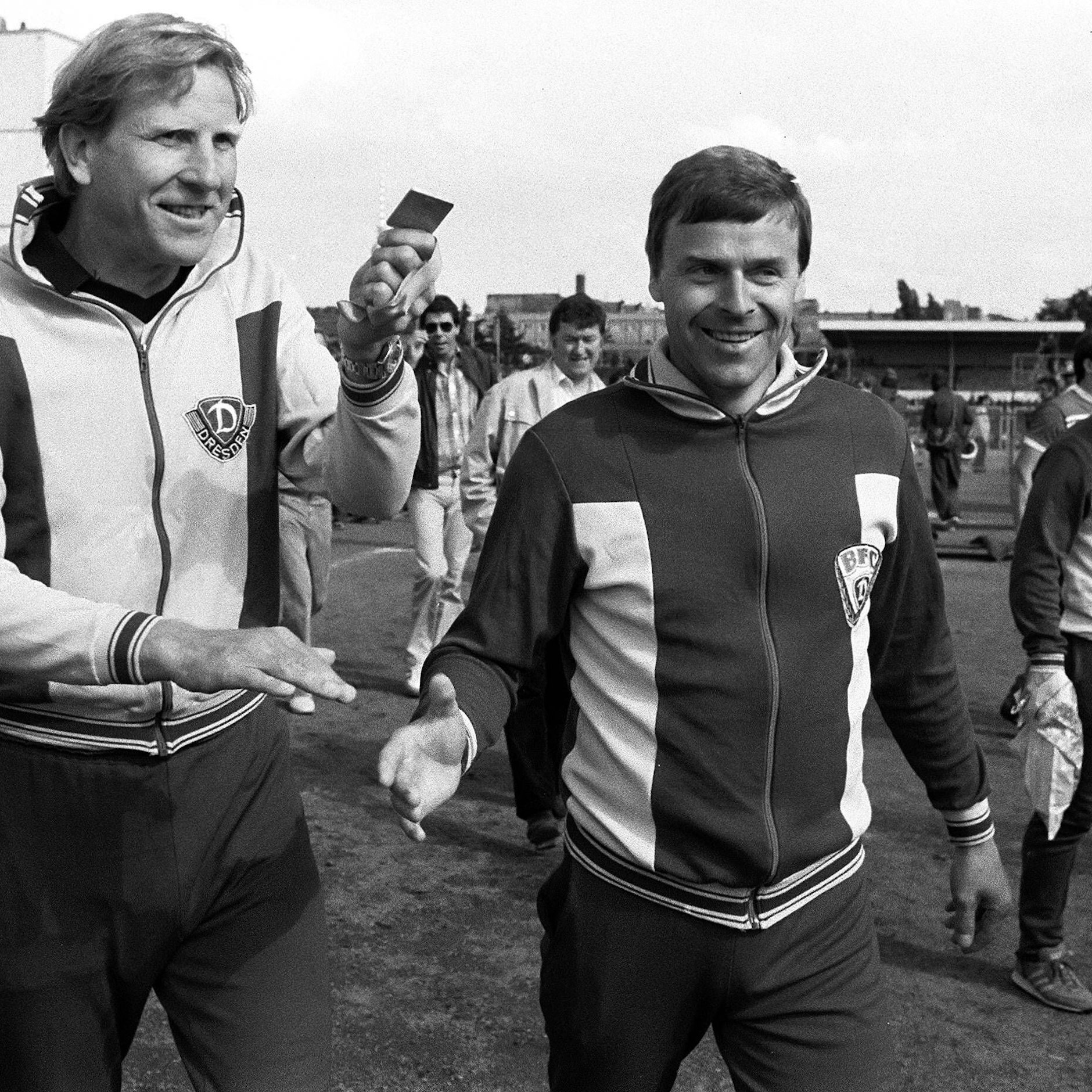Dresdens Klaus Sammer und BFC-Trainer Jürgen Bogs