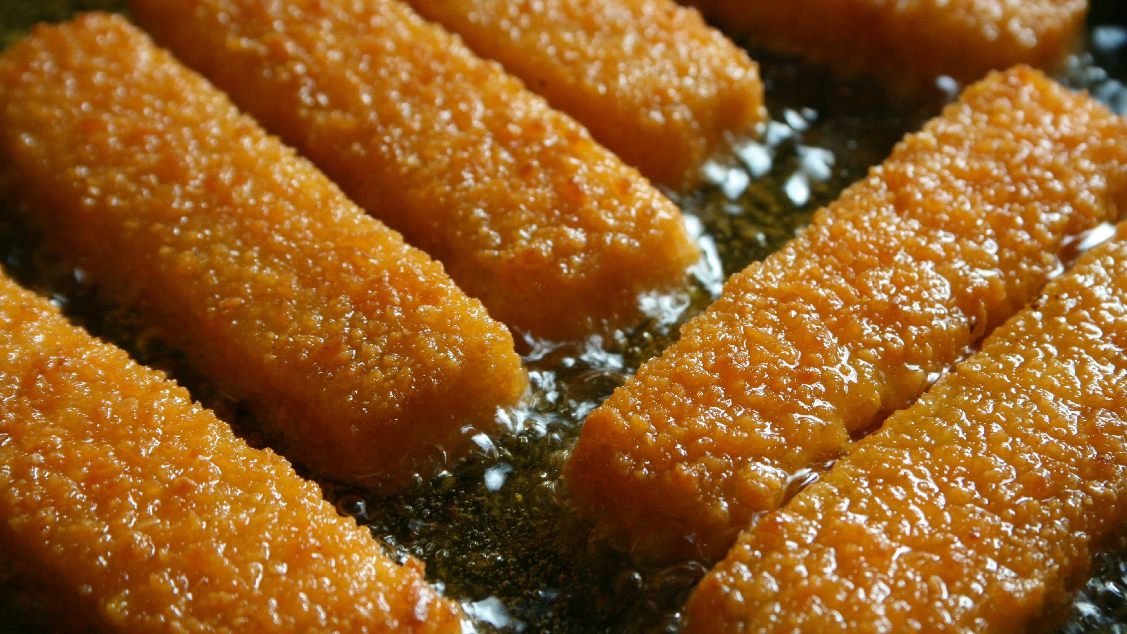 Leckeres Rezept: Fischstäbchen werden in Butterschmalz schön knusprig gebraten. 