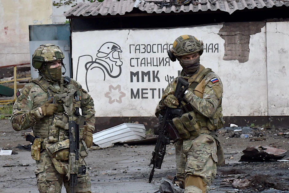 Russische Soldaten haben offenbar Hilfe von Neonazis.