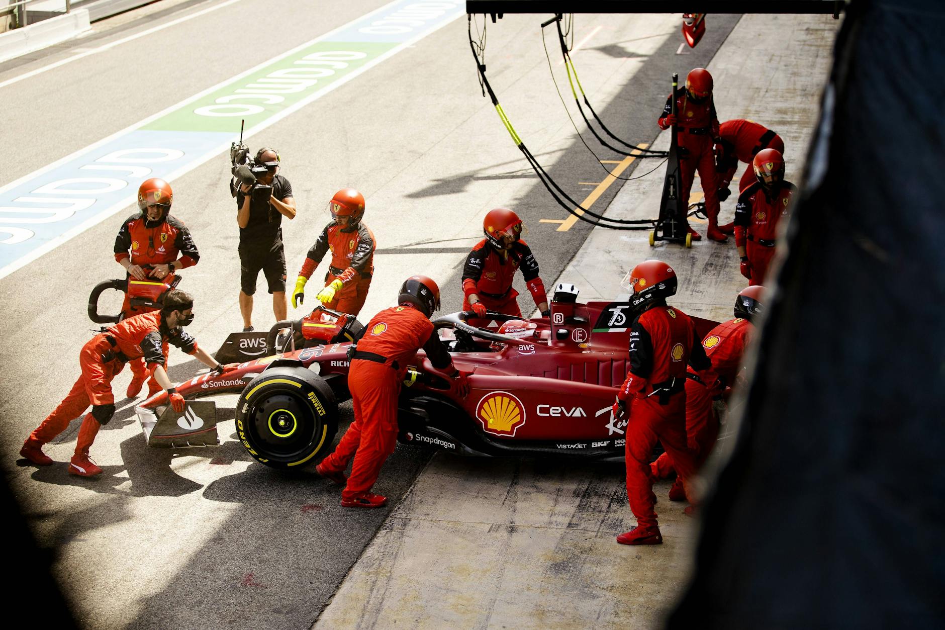 Ab in die Box, Rennen vorbei. Charles Leclercs Ferrari streikte in der 27. Runde.